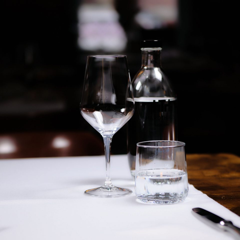 Zwei Gläser und eine Wasserflasche auf dem Tisch im Restaurant
