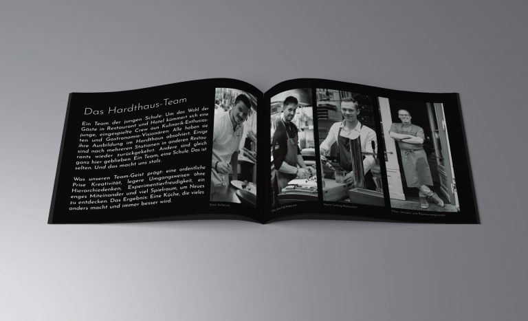 Das Team Hardthaus Restaurant & Hotel: Restaurant in Broschüre die aufgeklappt auf grauer Hintergrund dargestellt wird.