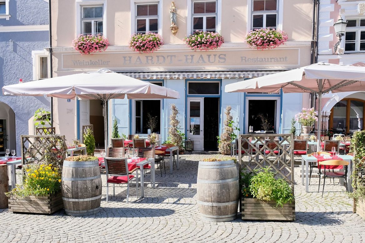 Hardthaus Restaurant Terrasse auf dem Marktplatz in Kraiburg am Inn